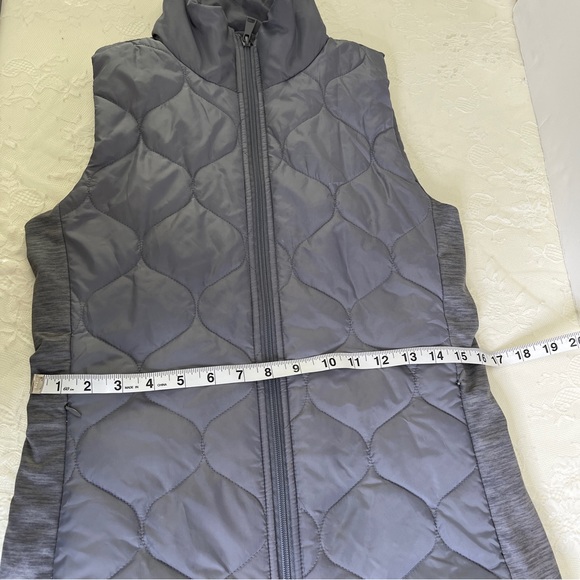 Tahari Sport puffer vest - Picture 9 of 11
